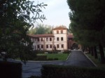 Stillhet i en klostergård i Italia